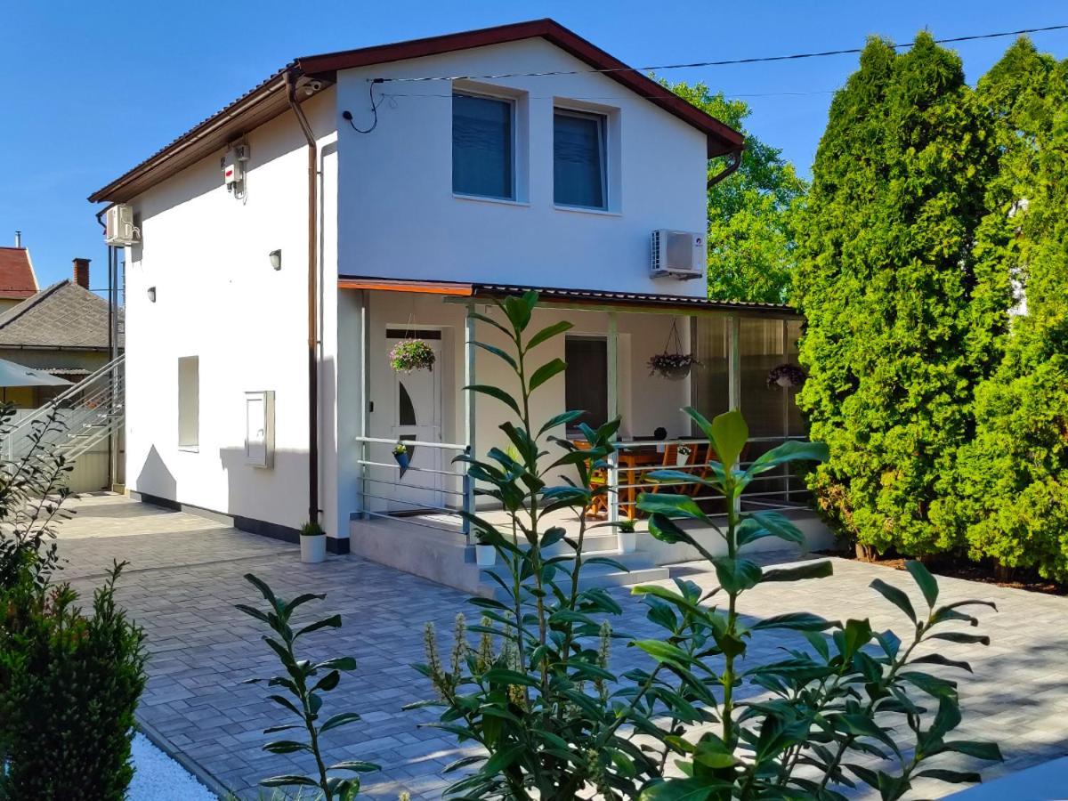 White Stone Apartman Hajduszoboszlo Bagian luar foto