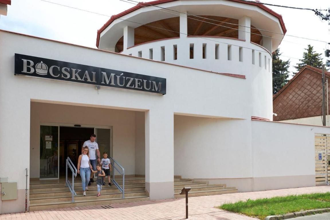 White Stone Apartman Hajduszoboszlo Bagian luar foto